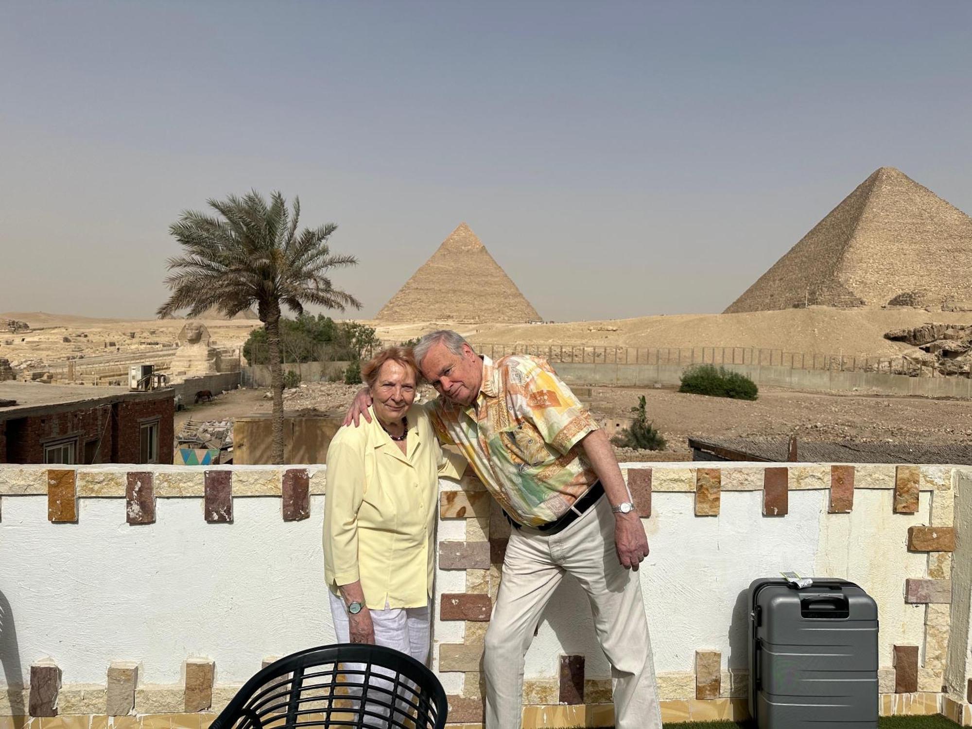 Kafret el-Gabal Golden Scarab Pyramids Hotel מראה חיצוני תמונה