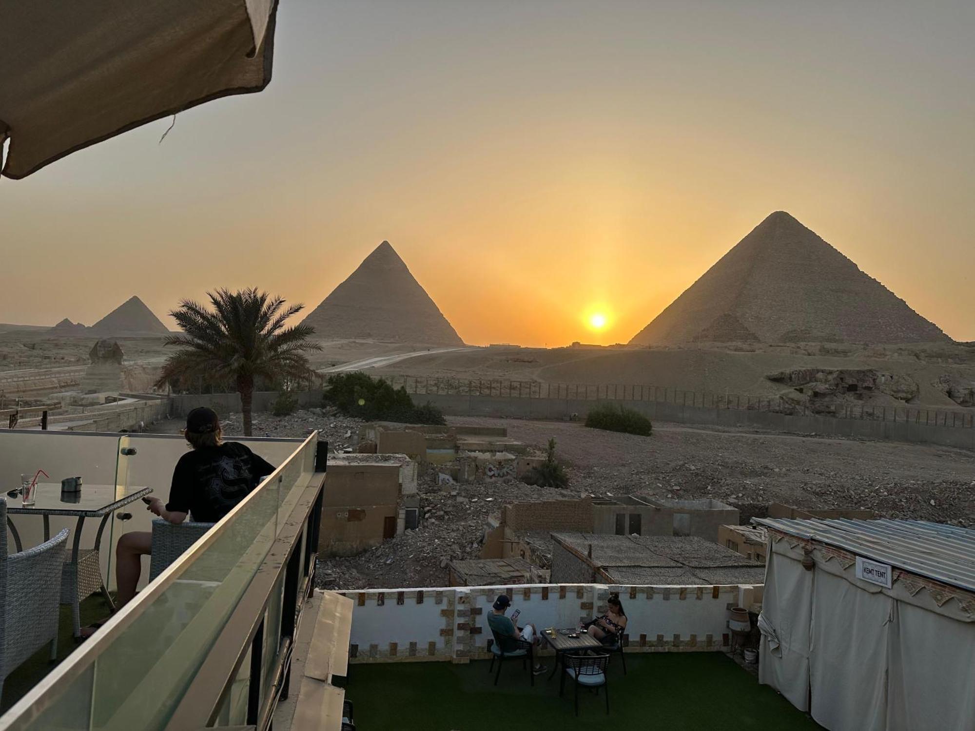 Kafret el-Gabal Golden Scarab Pyramids Hotel מראה חיצוני תמונה