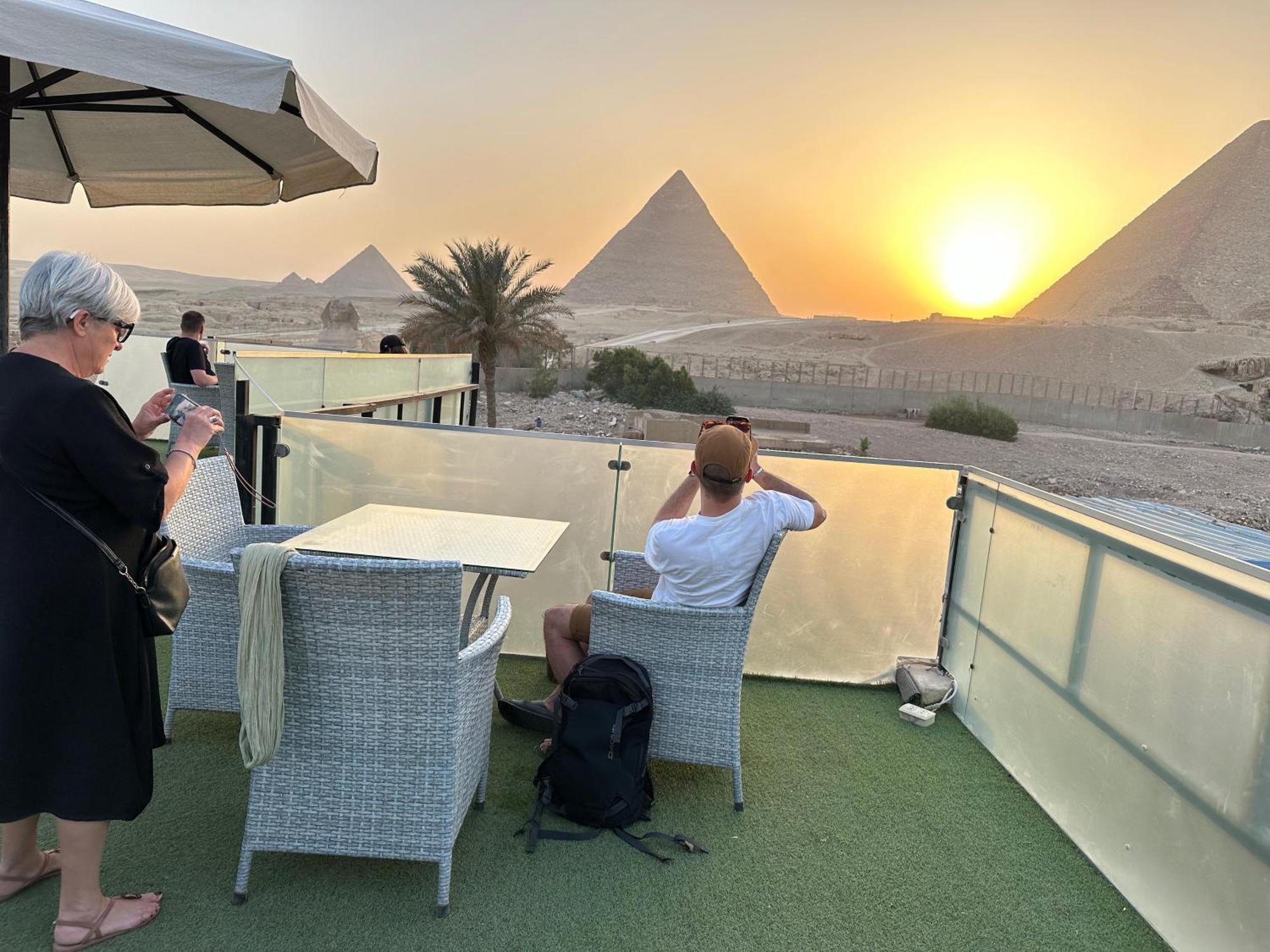 Kafret el-Gabal Golden Scarab Pyramids Hotel מראה חיצוני תמונה