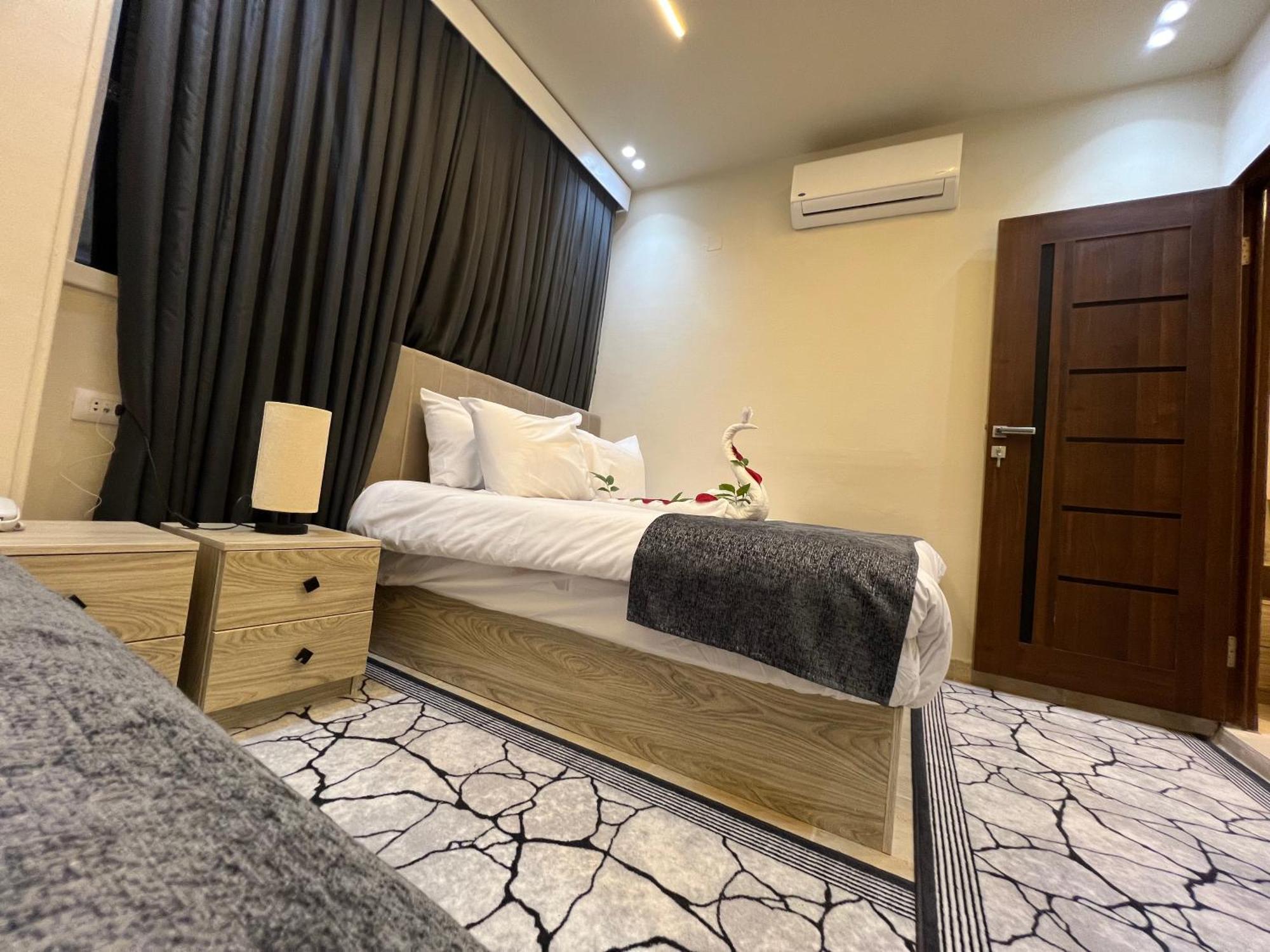 Kafret el-Gabal Golden Scarab Pyramids Hotel מראה חיצוני תמונה