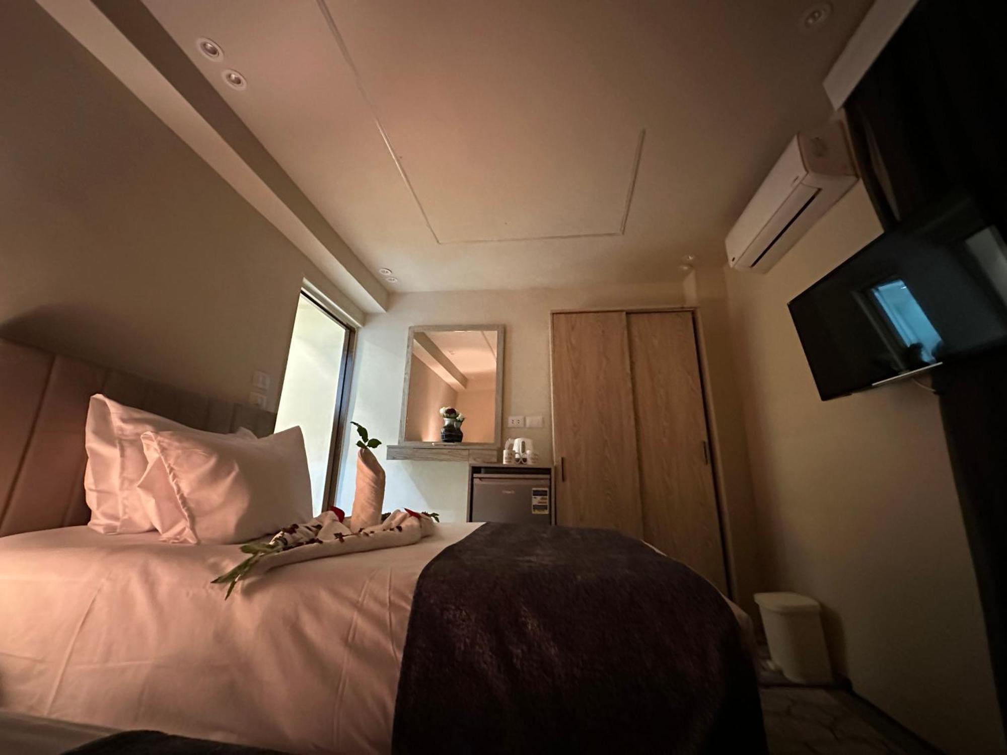 Kafret el-Gabal Golden Scarab Pyramids Hotel מראה חיצוני תמונה