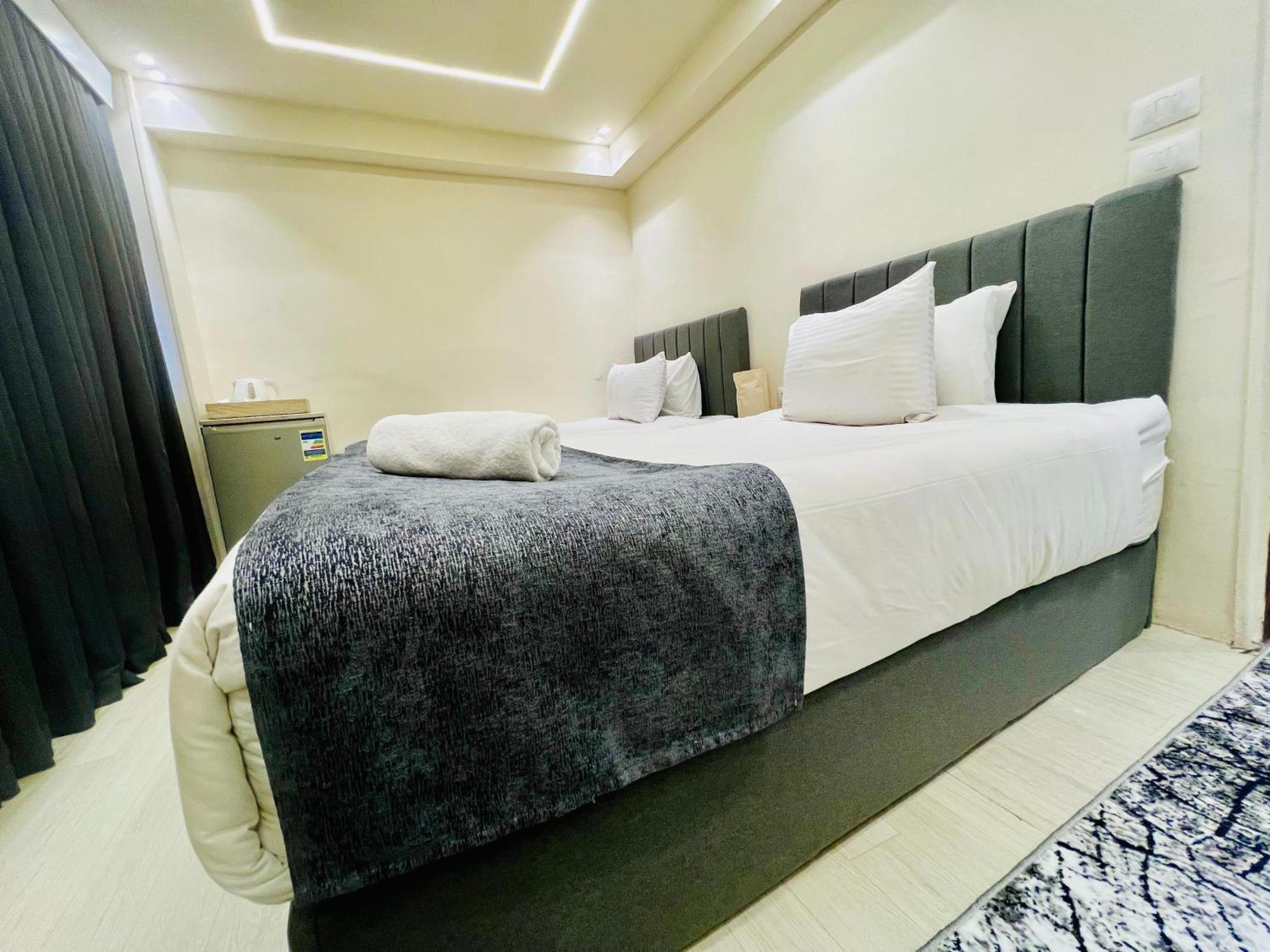 Kafret el-Gabal Golden Scarab Pyramids Hotel מראה חיצוני תמונה